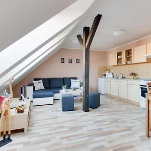 https://janes-attic-apartment.praguehotelsweb.com